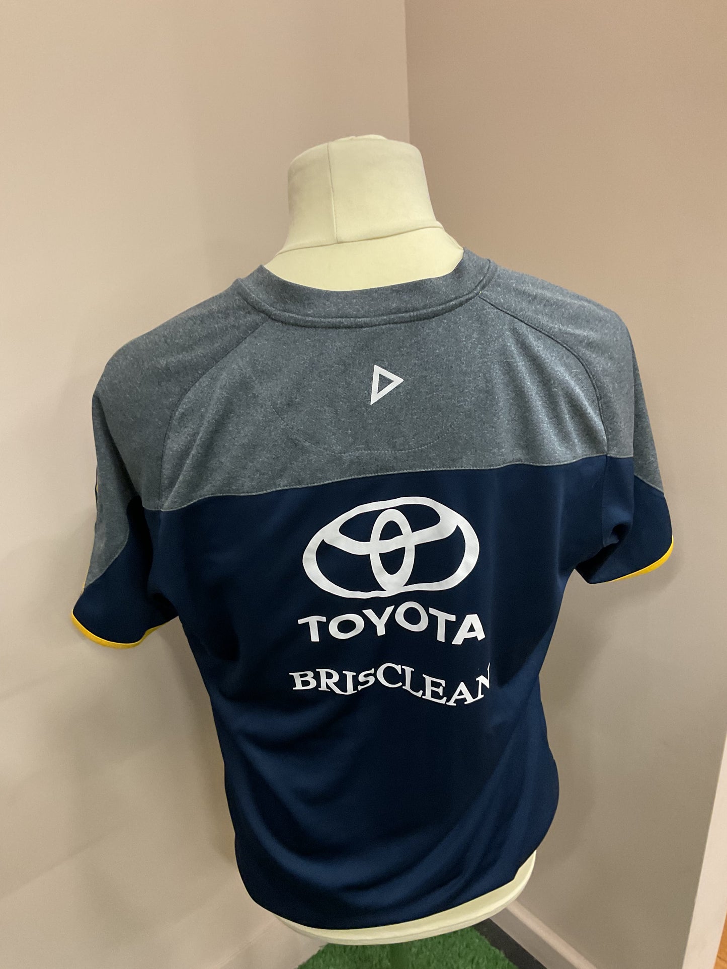 NORTH QUEENSLAND COWBOYS NAVY GREY AND YELLOW TEE