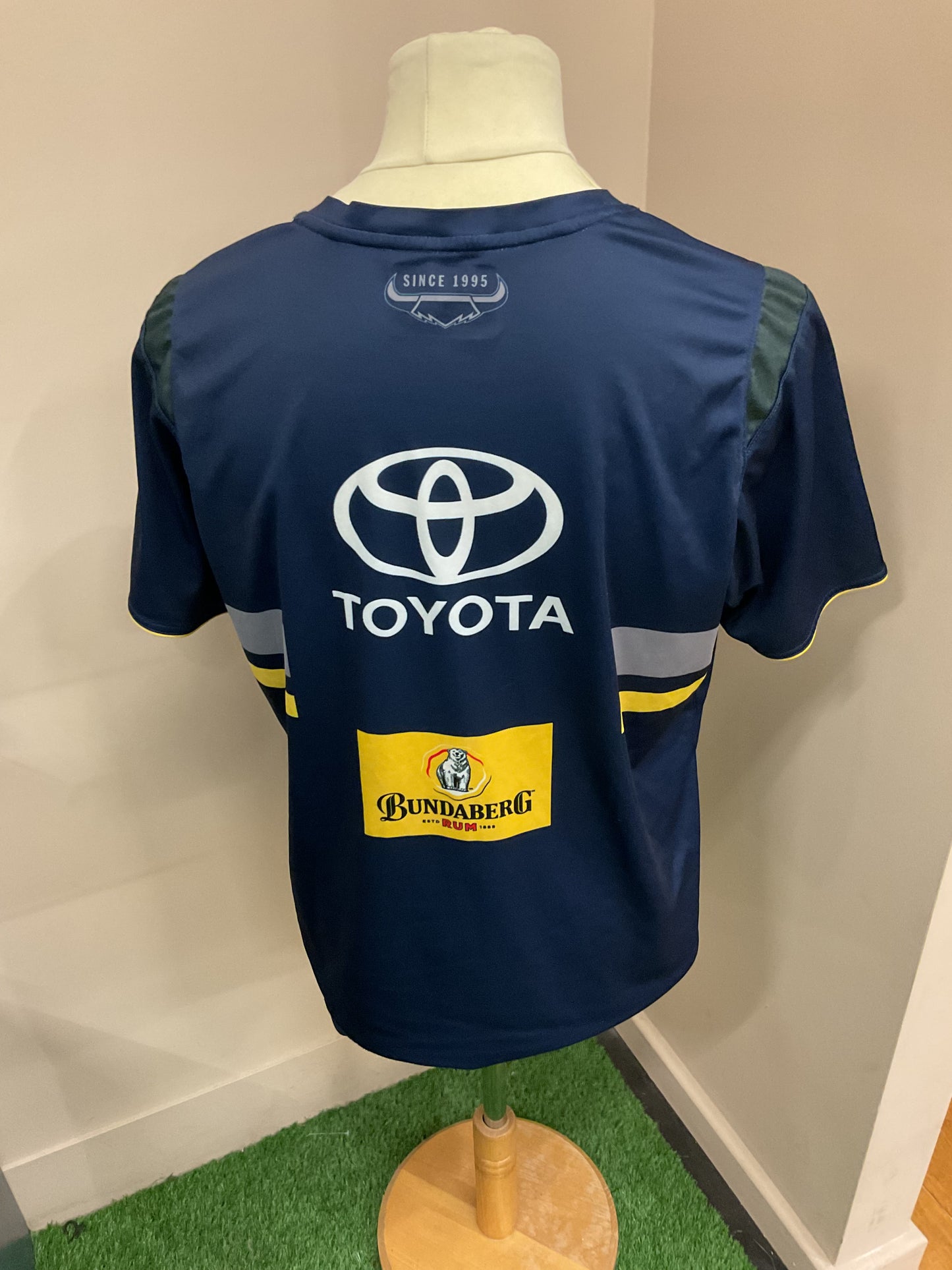 NORTH QUEENSLAND COWBOYS NAVY WITH GREY AND YELLOW BANDS - (L)