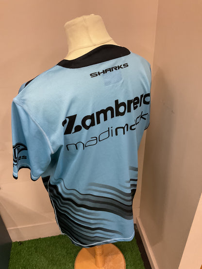 CRONULLA SHARKS BLUE AND BLACK TEE